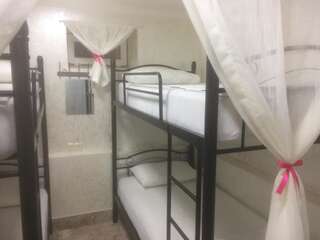 Хостелы Hostel Mini Батуми Спальное место на двухъярусной кровати в общем номере для мужчин и женщин-8