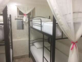 Хостелы Hostel Mini Батуми Спальное место на двухъярусной кровати в общем номере для мужчин и женщин-1