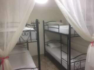Хостелы Hostel Mini Батуми Спальное место на двухъярусной кровати в общем номере для мужчин и женщин-2